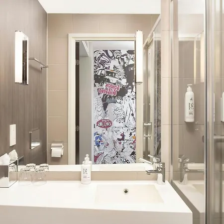 Moxy London Heathrow Airport-3